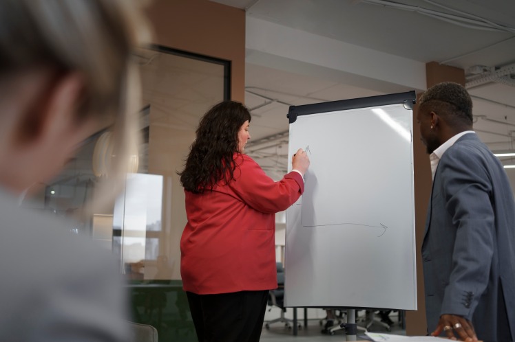 مالک محصول در اسکرام: استراتژیست خلق ارزش در تیم‌های چابک